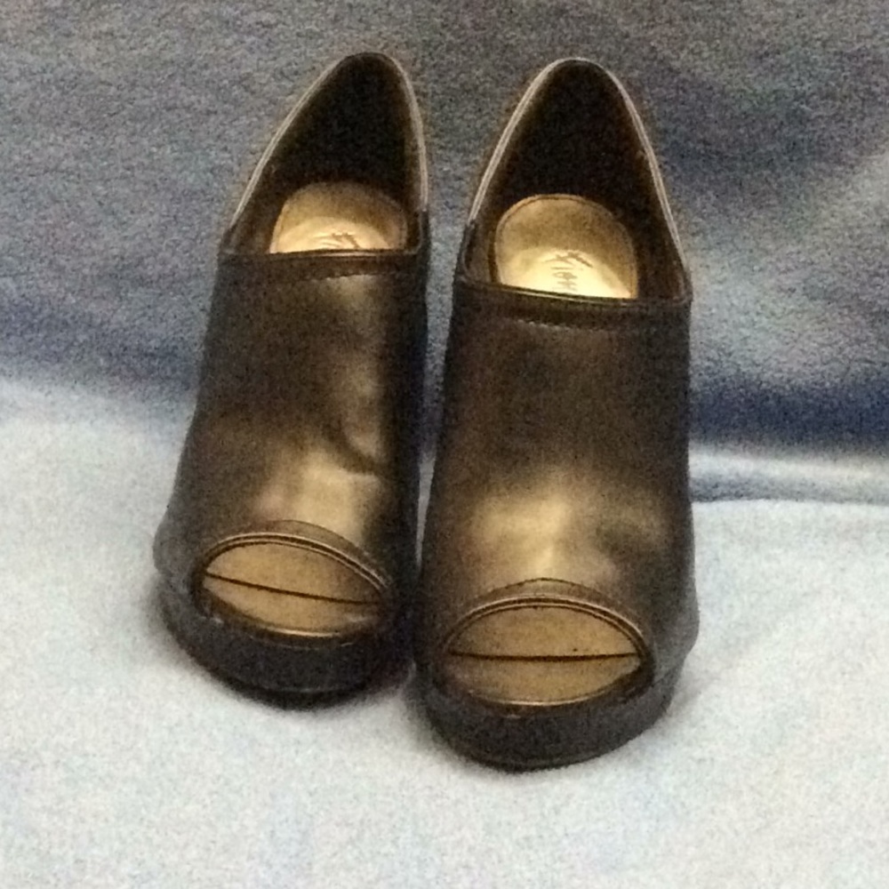 Black Peep-Toe Heels - Picture 3 of 5